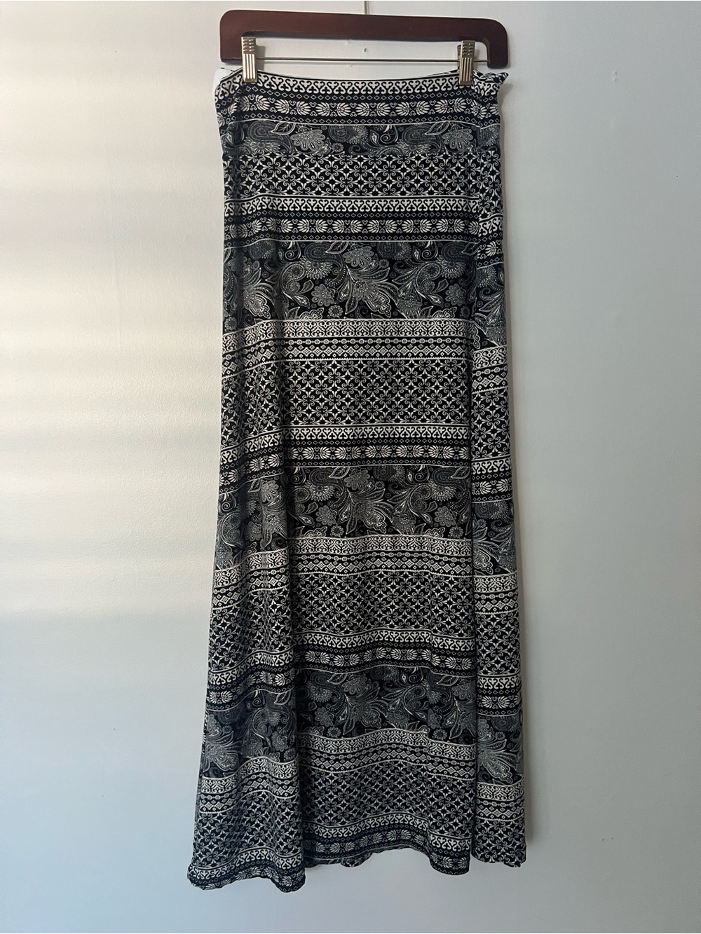 Hot Kiss Women’s boho festival flowy black/ White Patterned Maxi Skirt, size S/M